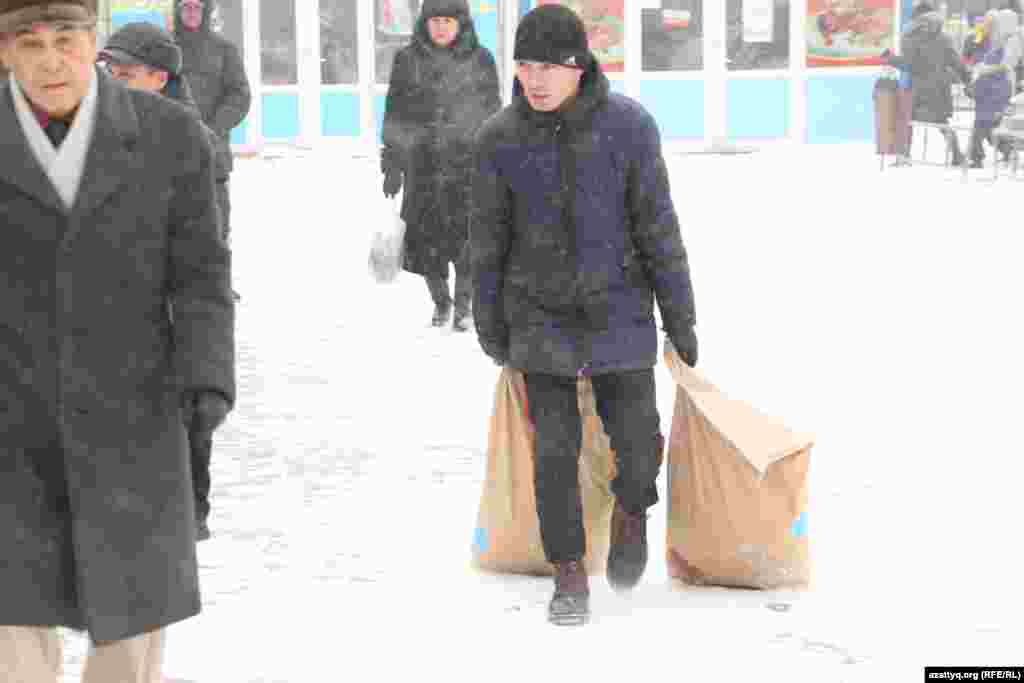 Қалалық әкімдіктің ресми сайты таратқан ақпарат бойынша, сатып алушыларға &laquo;бір адам үш қап ауыл шаруашылық өнімін және ұн мен жарманың бір қабын ғана сатып ала алады&raquo; деген шектеу қойылған.&nbsp;