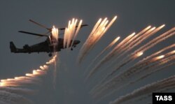 Российский военный вертолет Ка-52 проводит показательные авиаудары на конкурсе летного мастерства "Авиадартс-2016" в Крыму, 4 июня 2106 года