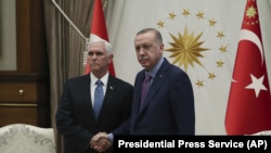 ABŞ-ın Vitse-prezidenti Mike Pence (solda) və Recep Tayyip Erdogan Ankarada görüşür, 17 oktyabr, 2019-cu il